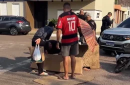 AGORA | Idosa fica inconsciente após ser atingida por carro enquanto pilotava moto em Porto Velho