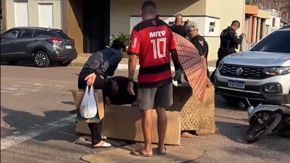 AGORA | Idosa fica inconsciente após ser atingida por carro enquanto pilotava moto em Porto Velho