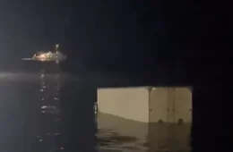 VÍDEO | Caminhão atola na areia e acaba coberto pela maré na Orla de Icoaraci