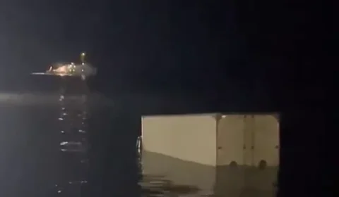 VÍDEO | Caminhão atola na areia e acaba coberto pela maré na Orla de Icoaraci