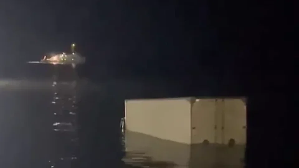 VÍDEO | Caminhão atola na areia e acaba coberto pela maré na Orla de Icoaraci