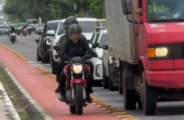 Motociclistas invadem ciclofaixa e colocam ciclistas em risco na Júlio César, em Belém