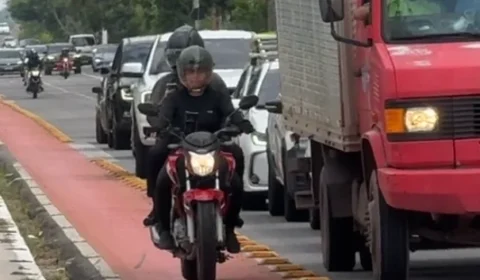 Motociclistas invadem ciclofaixa e colocam ciclistas em risco na Júlio César, em Belém