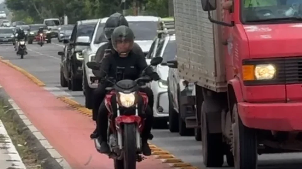 Motociclistas invadem ciclofaixa e colocam ciclistas em risco na Júlio César, em Belém