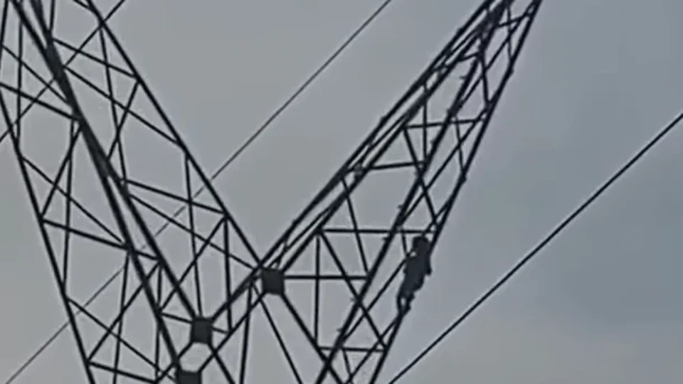 URGENTE | Criança de 5 anos é resgatada do alto de torre em Ariquemes