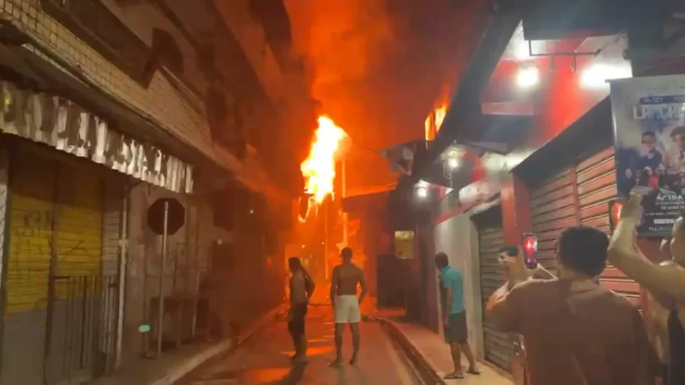 VEJA O VÍDEO | Incêndio atinge cozinha de padaria e atinge kitnets na Terra Firme