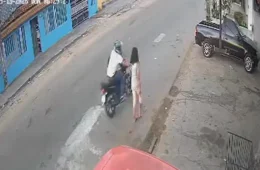 VÍDEO | Mulher tem bolsa arrancada por motociclista durante assalto em Macapá