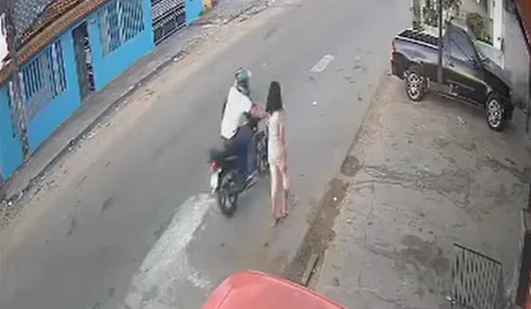 VÍDEO | Mulher tem bolsa arrancada por motociclista durante assalto em Macapá