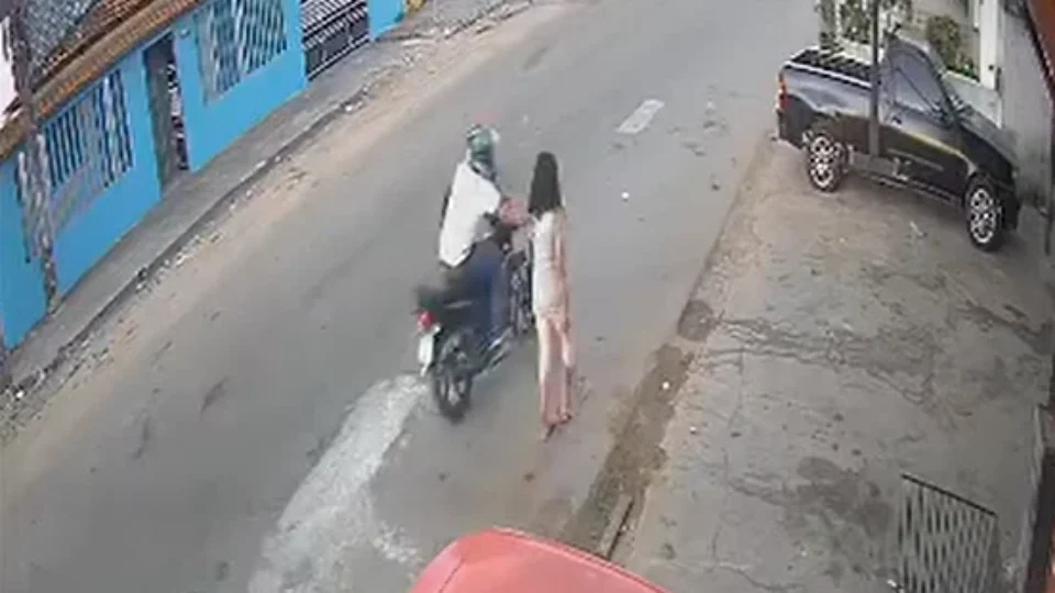 VÍDEO | Mulher tem bolsa arrancada por motociclista durante assalto em Macapá