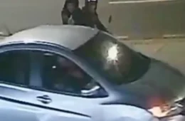 Veja o momento em que dupla é surpreendida e executada a tiros dentro de carro na Max Teixeira