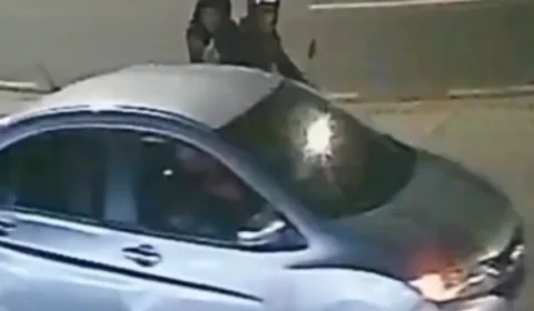 Veja o momento em que dupla é surpreendida e executada a tiros dentro de carro na Max Teixeira