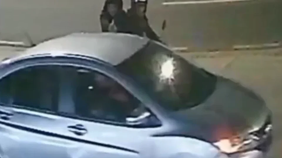 Veja o momento em que dupla é surpreendida e executada a tiros dentro de carro na Max Teixeira