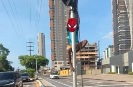LADRÃO HOMEM ARANHA | Homem é flagrado tentando furtar fios de semáforo na Pedro Álvares Cabral