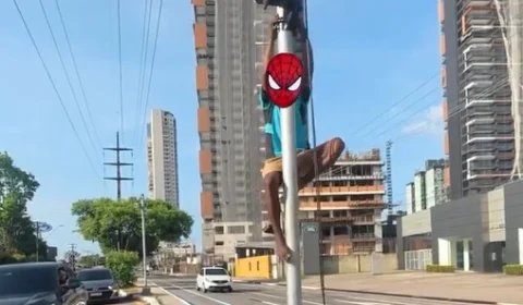 LADRÃO HOMEM ARANHA | Homem é flagrado tentando furtar fios de semáforo na Pedro Álvares Cabral
