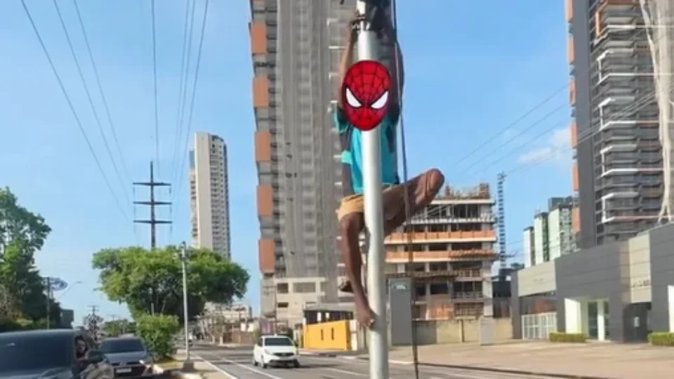 LADRÃO HOMEM ARANHA | Homem é flagrado tentando furtar fios de semáforo na Pedro Álvares Cabral