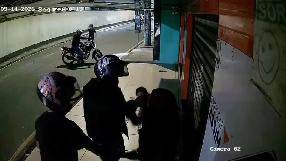 VEJA O VÍDEO | Sete motos e arrastão assustam moradores em rua de Belém