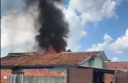 FOGO: Celular superaquecido pode ter causado incêndio que destruiu residência em Vilhena