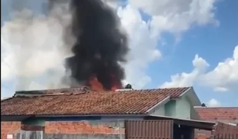 FOGO: Celular superaquecido pode ter causado incêndio que destruiu residência em Vilhena