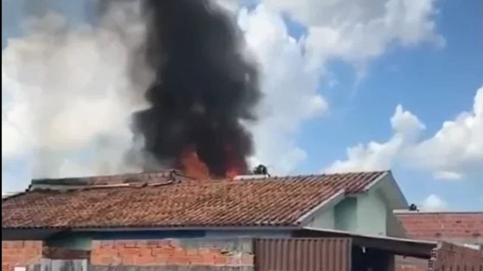 FOGO: Celular superaquecido pode ter causado incêndio que destruiu residência em Vilhena