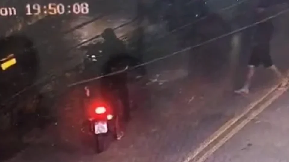 Mãe e filho são derrubados de moto durante roubo em Porto Velho