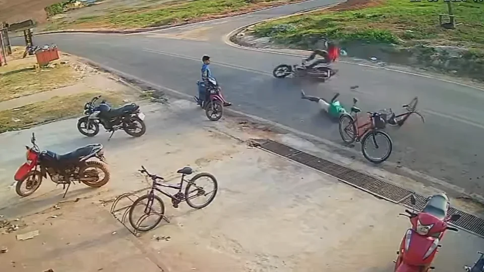 VÍDEO: homem é atingido por moto e lançado a metros de distância no Pará