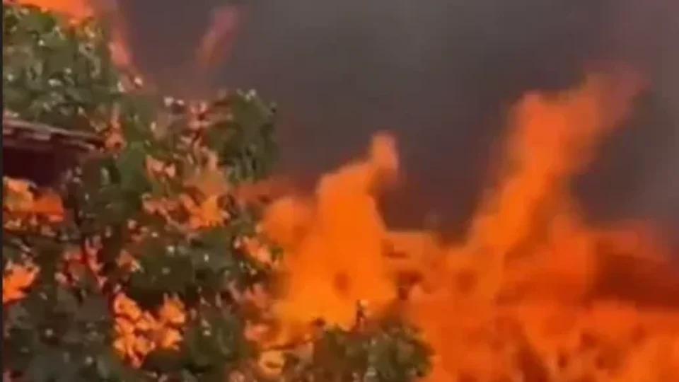 É FOGO | Incêndio de grandes proporções atinge residência em Rurópolis