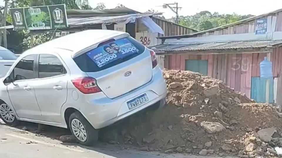 LIVE | Carro bate contra aterro espalhado em avenida no bairro da Pratinha, em Belém