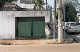 Colisão entre dois carros deixa veículos destruídos e assusta moradores no Centro de Porto Velho