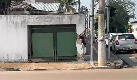 Colisão entre dois carros deixa veículos destruídos e assusta moradores no Centro de Porto Velho