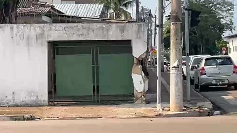 Colisão entre dois carros deixa veículos destruídos e assusta moradores no Centro de Porto Velho