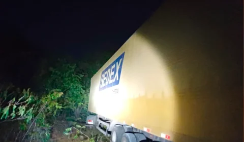 INVESTIGAÇÃO | Caminhão dos Correios é encontrado em área de mata após roubo de carga na BR-010