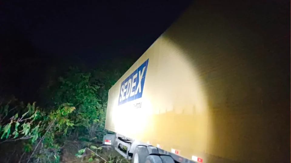 INVESTIGAÇÃO | Caminhão dos Correios é encontrado em área de mata após roubo de carga na BR-010