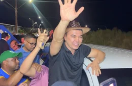VEJA: Jalser Renier deixa penitenciária sob aplausos e comemora liberdade com apoiadores
