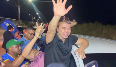 VEJA: Jalser Renier deixa penitenciária sob aplausos e comemora liberdade com apoiadores