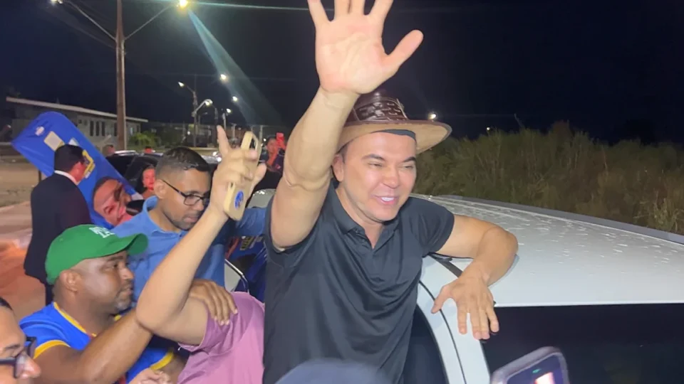 VEJA: Jalser Renier deixa penitenciária sob aplausos e comemora liberdade com apoiadores