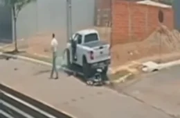 VEJA O VÍDEO| Motociclista morre após ser prensado contra poste por caminhonete em Cacoal