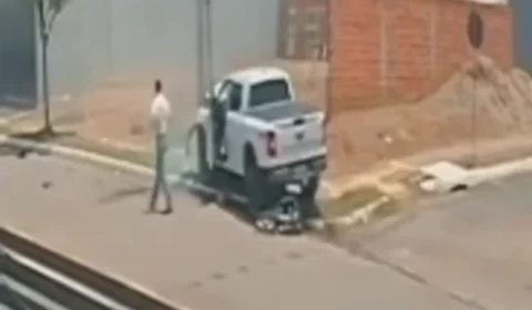 VEJA O VÍDEO| Motociclista morre após ser prensado contra poste por caminhonete em Cacoal