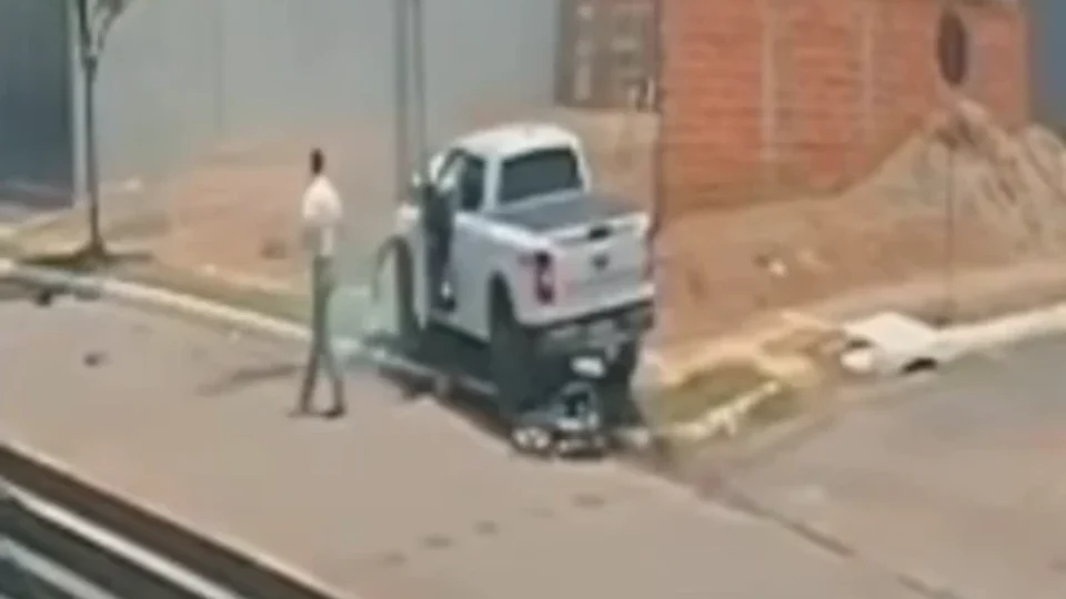 VEJA O VÍDEO| Motociclista morre após ser prensado contra poste por caminhonete em Cacoal