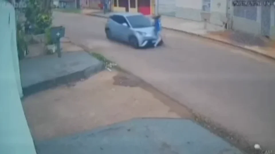 IMPRESSIONANTE | Adolescente de 13 anos é atropelada por carro de aplicativo na zona leste de Porto Velho