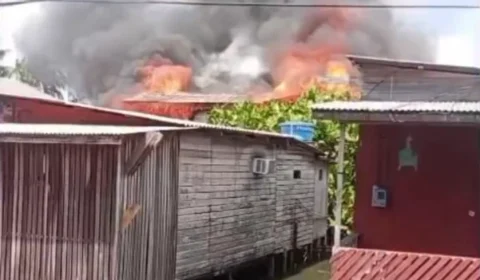 É FOGO | Incêndio deixa 60 desalojados e destrói oito casas em Santana no Amapá