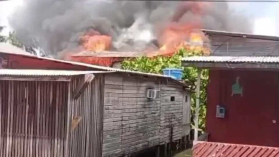 É FOGO | Incêndio deixa 60 desalojados e destrói oito casas em Santana no Amapá