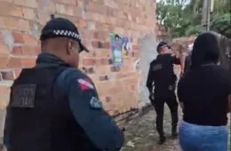 VÍDEO | Dupla é presa com maconha e cocaína durante ação da PM em Outeiro