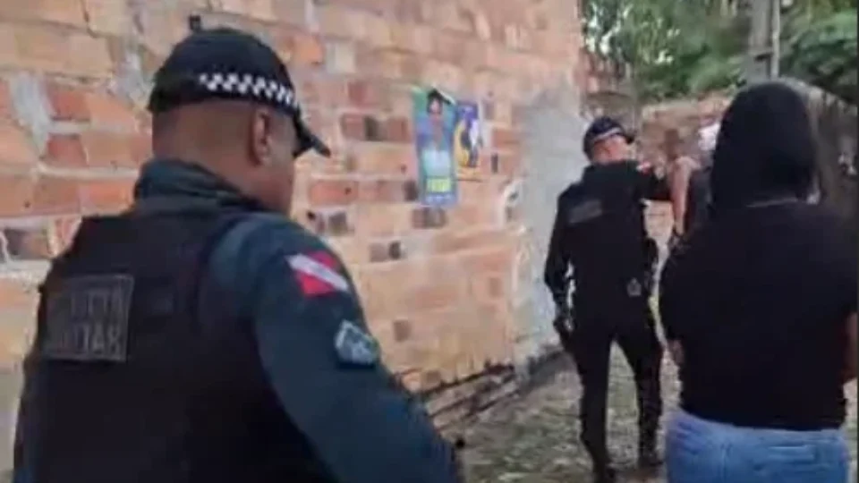 VÍDEO | Dupla é presa com maconha e cocaína durante ação da PM em Outeiro