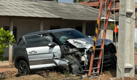 Acidente derruba poste e interrompe energia no bairro Aeroporto, em Boa Vista