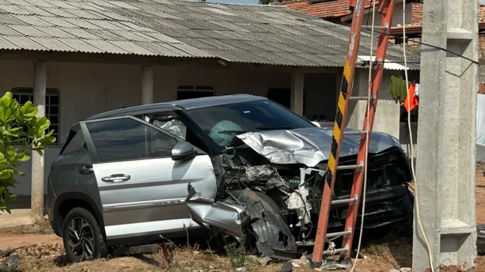 Acidente derruba poste e interrompe energia no bairro Aeroporto, em Boa Vista