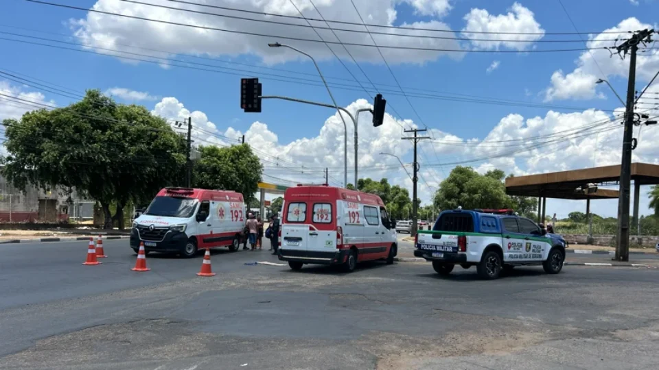 LIVE | Acidente deixa vítima com fraturas nas pernas na Avenida Carlos Pereira de Melo
