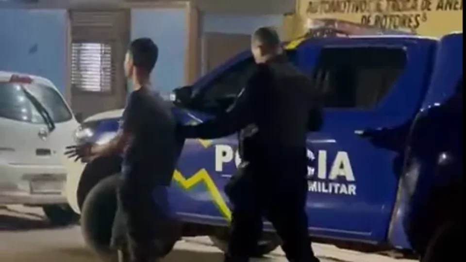 Homem é preso após agredir mãe e irmã de 13 anos em Candeias do Jamari