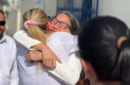 Veja o momento em que Cleusimar deixa penitenciária de tornozeleira e é recebida por familiares e amigos