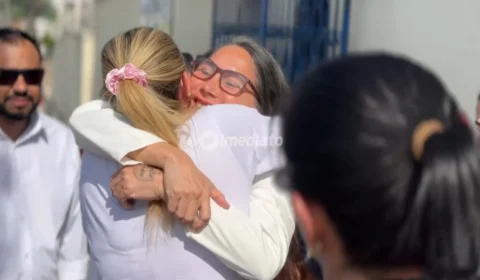 Veja o momento em que Cleusimar deixa penitenciária de tornozeleira e é recebida por familiares e amigos