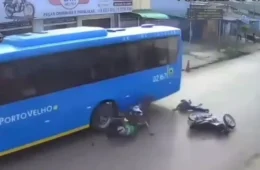 VEJA O VIDEO: Motociclistas batem e uma das motos atinge ônibus na Zona Sul